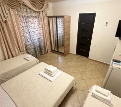 Четырехместный номер с отдельным выходом во двор в Guest house city center