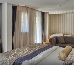 Четырёхместный семейный люкс в Salonika Suites