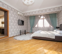 3-комнатный номер люкс с кухней и балконом(с завтраком) в Жемчуг