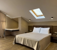 Трёхместный номер Супериор Плюс c 1 комнатой с балконом и с красивым видом из окна в Aimara