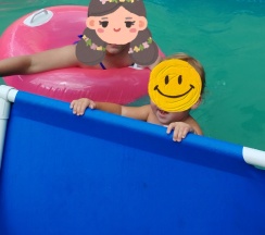 Стандартный семейный номер с 1 двуспальной и двухуровневой кроватью в Жемчужинка