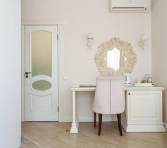 Двухместный полулюкс Provence №70 c 1 комнатой с балконом и с видом на парк двуспальная кровать в Лель