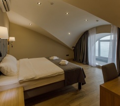 Двухместный номер Стандарт Мансарда с балконом двуспальная кровать в Афалина