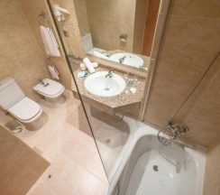 Трёхместный номер Standard с балконом в Hotel California Palace