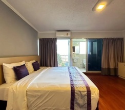 Номер Deluxe с балконом в The Step Sathon