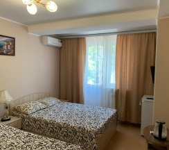 Трехместный номер с двуспальной и односпальной кроватью в Танго