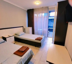 Номер стандарт эконом с 1 односпальной и 1 двуспальной кроватью в Гравитация