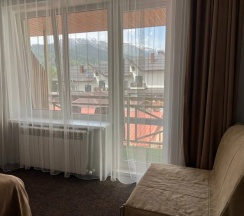 Двухместный номер Standard с балконом и с видом на горы двуспальная кровать в Шатун