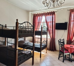 Кровать в 8-местном общем номере в Гостевой дом