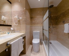 Двухместный люкс Business с видом на город двуспальная кровать в Holiday Inn Aktau-City Centre