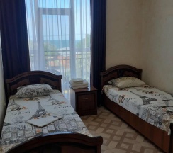 Комната улучшенная с 2 односпальными и 1 двуспальной кроватью в Кристалл