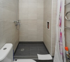 Трёхместная комната с одной двуспальной и односпальной кроватями в Чайка