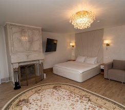 Люкс однокомнатный с камином в Мореин