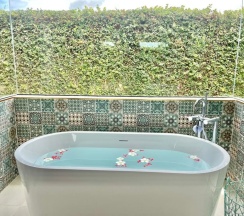 Двухместный номер Standard с видом на бассейн двуспальная кровать в The Kiri Villas Resort