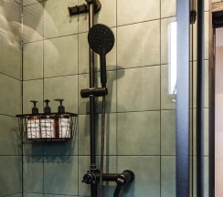 Зелёный дом 2 комнаты с камином и чаном в окружении леса в Timeless