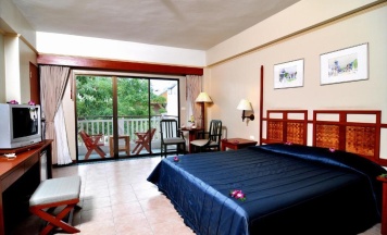 Двухместный номер Superior с видом на сад двуспальная кровать в Karon Princess Hotel