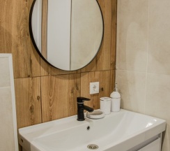 Коттедж с 2 комнатами с балконом и с красивым видом из окна в Alma house