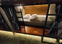 Кровать в общем номере в Premier Hostel Chiang Mai