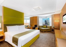 Двухместный люкс Premium c 1 комнатой с видом на город двуспальная кровать в Holiday Inn Bangkok Silom, an IHG Hotel