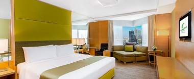 Двухместный номер Premium Accessible двуспальная кровать в Holiday Inn Bangkok Silom, an IHG Hotel