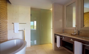 Полулюкс Premier с видом на озеро в Rixos Borovoe