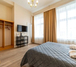 Просторный и элегантный номер повышенной комфортности с кроватью King Size в Риволи́
