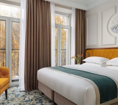 Стандарт с французским балконом в Петровка 26