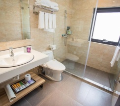 Четырёхместный номер Standard в Rainbow Hotel