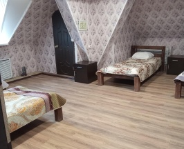 Кровать в 4-местном общем номере (мансарда) в Ласточкино Гнездо