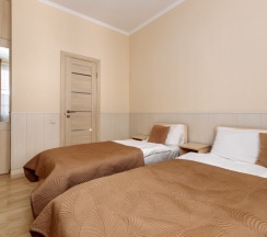 Стандарт  с двуспальной и односпальной кроватями и кухней ( на два номера ) до 3 гостей в Дельфин парк