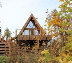 Коттедж с балконом и с красивым видом из окна в Красные Скалы