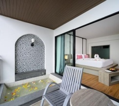 Двухместный номер Grand Deluxe Honeymoon двуспальная кровать в Andamantra Resort and Villa Phuket