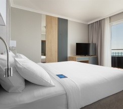 Двухкомнатный люкс с балконом и видом на море (одна кровать 160 см, диван 140 см) 3* в Golden hills