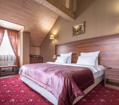 Двухместный полулюкс Мансарда с красивым видом из окна двуспальная кровать в Театр