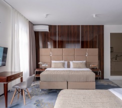 Апартаменты для 5 гостей в V Hotel&Rooftop lounge