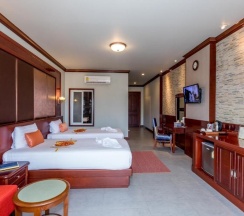 Двухместный полулюкс с видом на бассейн двуспальная кровать в Erawan Hotel
