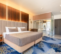 Люкс с балконом, гидромассажной ванной и видом на город в V Hotel&Rooftop lounge