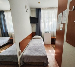 Номер стандарт с 1 односпальной и 1 двуспальной кроватью в Регион 86