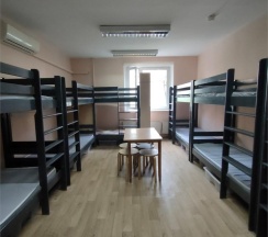 Кровать в 12-местном общем мужском номере в Рациональ