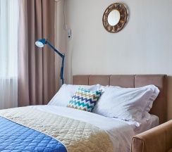 1-комнатные апартаменты улучшенные с 1 односпальной и 2 двуспальными кроватями в Ваш Комфорт Апарт на улице Дмитрия Благоева