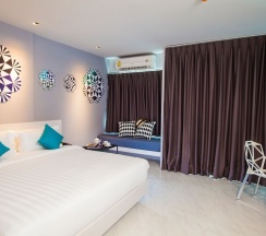 Двухместный номер Deluxe с балконом двуспальная кровать в The Crib Patong