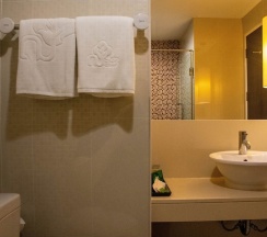 Двухместный номер Deluxe с балконом двуспальная кровать в Chor Cher - The Luxury Green Hotel