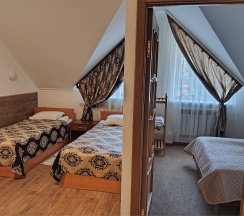 Двухкомнатный двухместный номер с двумя дополнительными местами с кондиционером в Колыба