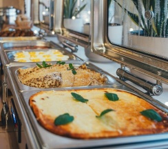 Номер эконом с двумя раздельными кроватями, окно выходит в коридор в Лабиринт