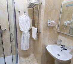 Двухместный номер стандарт первой категории с 2 односпальными кроватями с видом на монастырь в Покровская