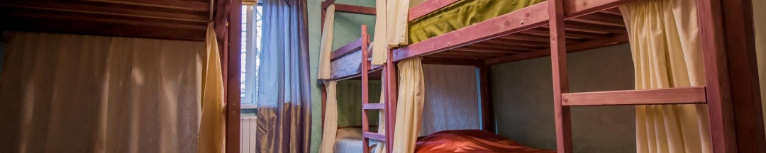 Кровать в 8-местном общем мужском номере в Рациональ