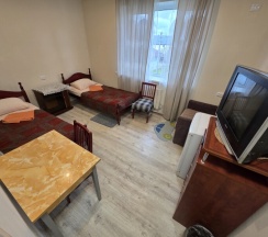 "Окно в Саблино", уют, трехместная, односпальные кровати, Wi-Fi, ТВ, холодильник, общие удобства на этаже, 2 этаж, 15 кв/м в Дом Туриста в Саблино