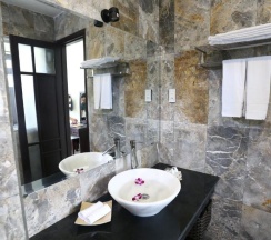 Кровать в общем номере с красивым видом из окна в Hoi An Cottage Villa