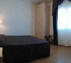 Четырёхместный номер Standard с балконом двуспальная кровать в Hotel Caravelle & Minicaravelle