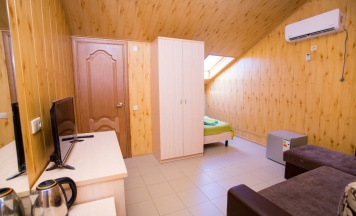 Бюджетный трехместный номер в Rose manor